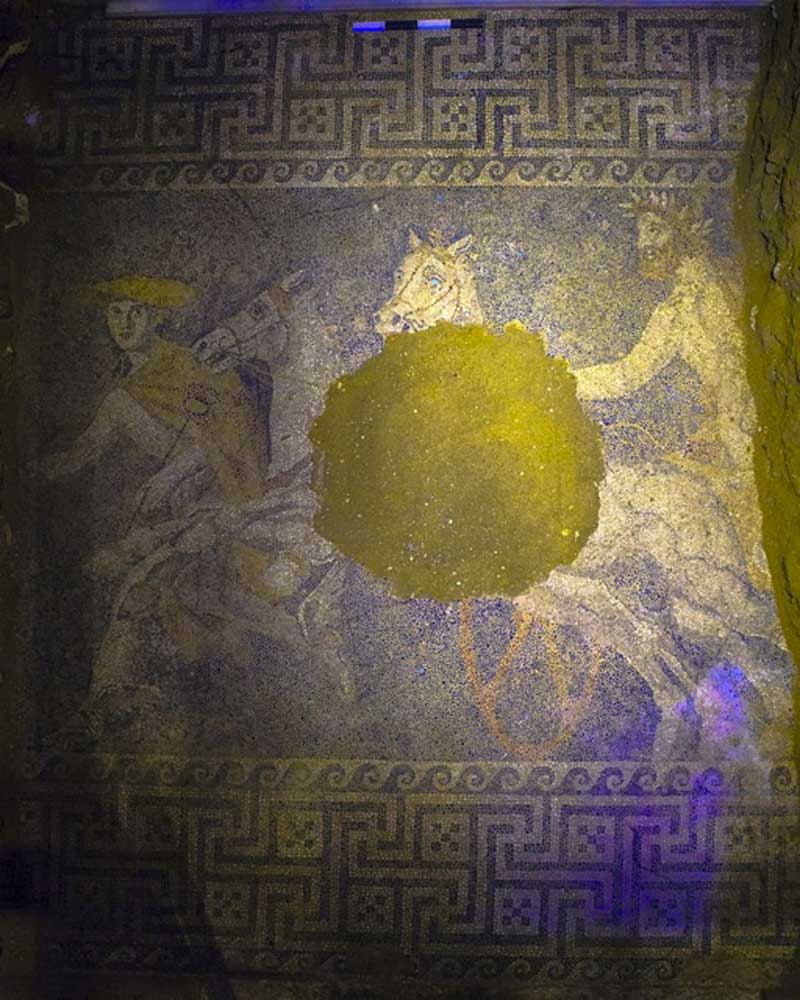 Színes padlómozaikra bukkantak az amphipoliszi sírban