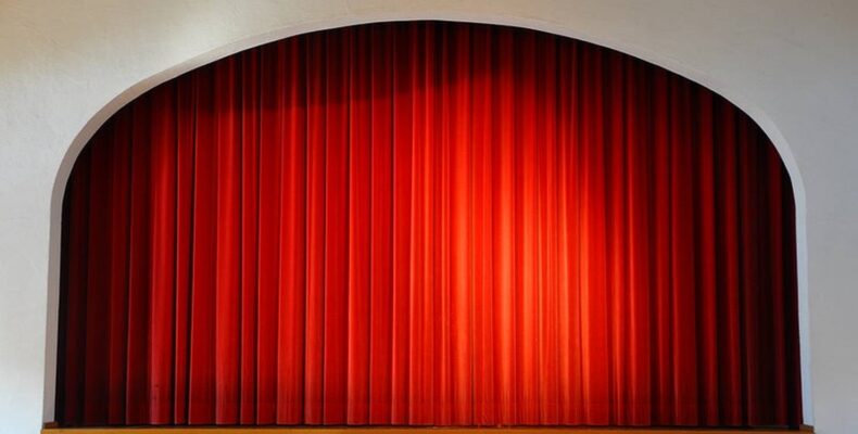 Hat nagyszínpadi bemutatót tart a Szolnoki Szigligeti Színház a korszerű évadban